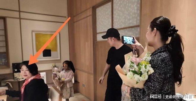 出场撒糖婆婆一脸慈爱五口人超幸福CQ9电子陈赫女儿9岁生日张子萱(图12)